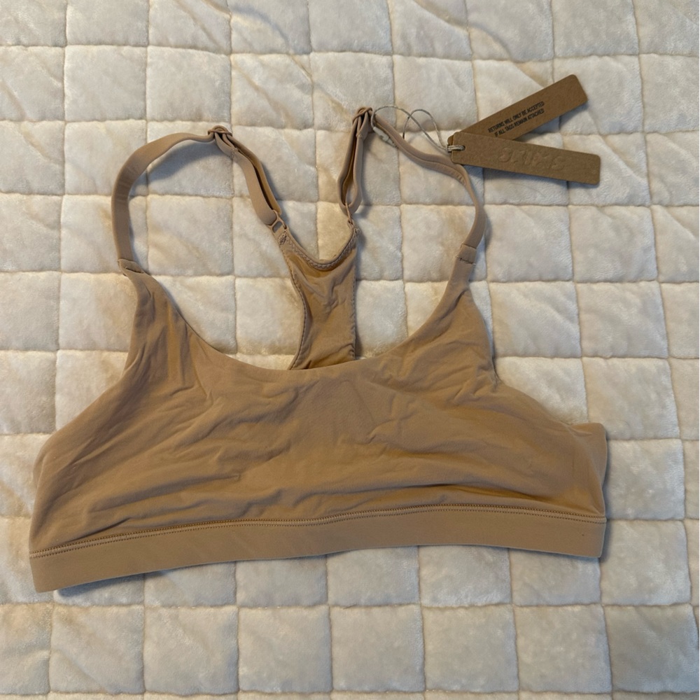 SKIMS FITS EVERYBODY RACERBACK BRALETTE | CLAY